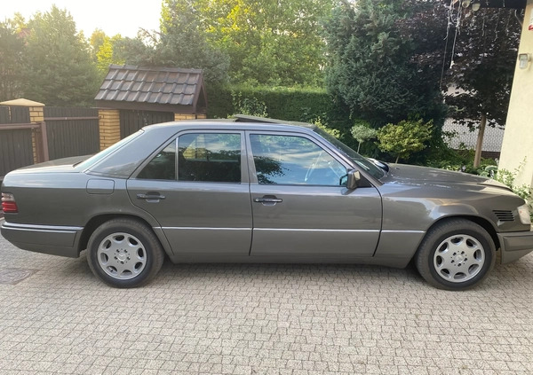 Mercedes-Benz Klasa E cena 49000 przebieg: 166000, rok produkcji 1993 z Skoki małe 781